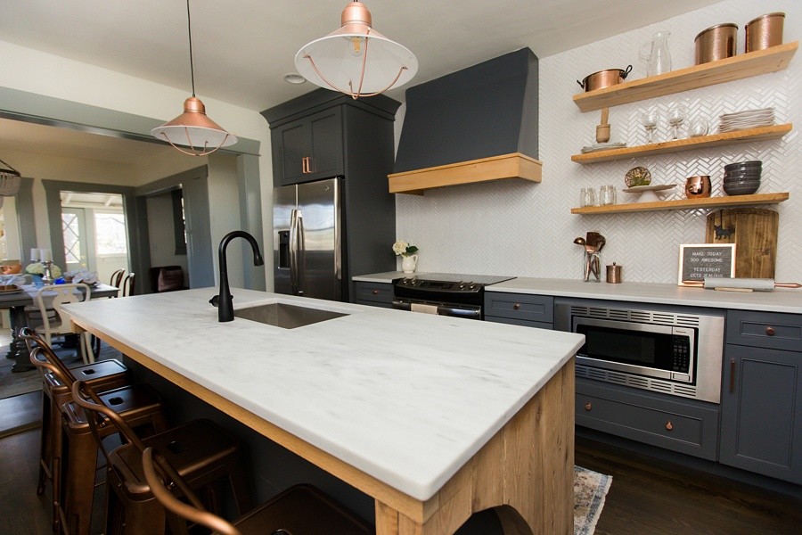 Immagine di una cucina moderna con top in marmo, paraspruzzi bianco, paraspruzzi con piastrelle di cemento, elettrodomestici in acciaio inossidabile e top bianco