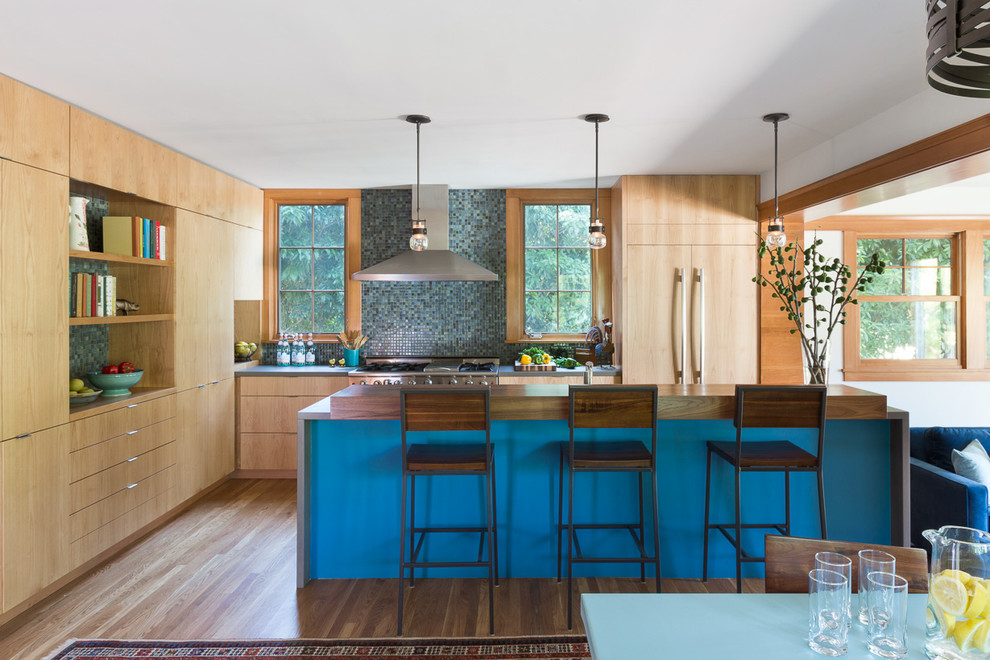 Esempio di una cucina contemporanea con ante lisce, ante in legno chiaro, paraspruzzi multicolore, paraspruzzi con piastrelle a mosaico, elettrodomestici da incasso e parquet chiaro