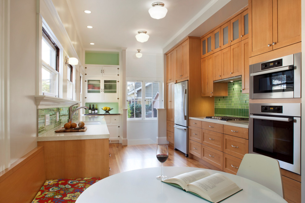 サンフランシスコにある中くらいなトラディショナルスタイルのおしゃれなキッチン (シェーカースタイル扉のキャビネット、中間色木目調キャビネット、緑のキッチンパネル、シルバーの調理設備、シングルシンク、御影石カウンター、サブウェイタイルのキッチンパネル、濃色無垢フローリング、アイランドなし) の写真