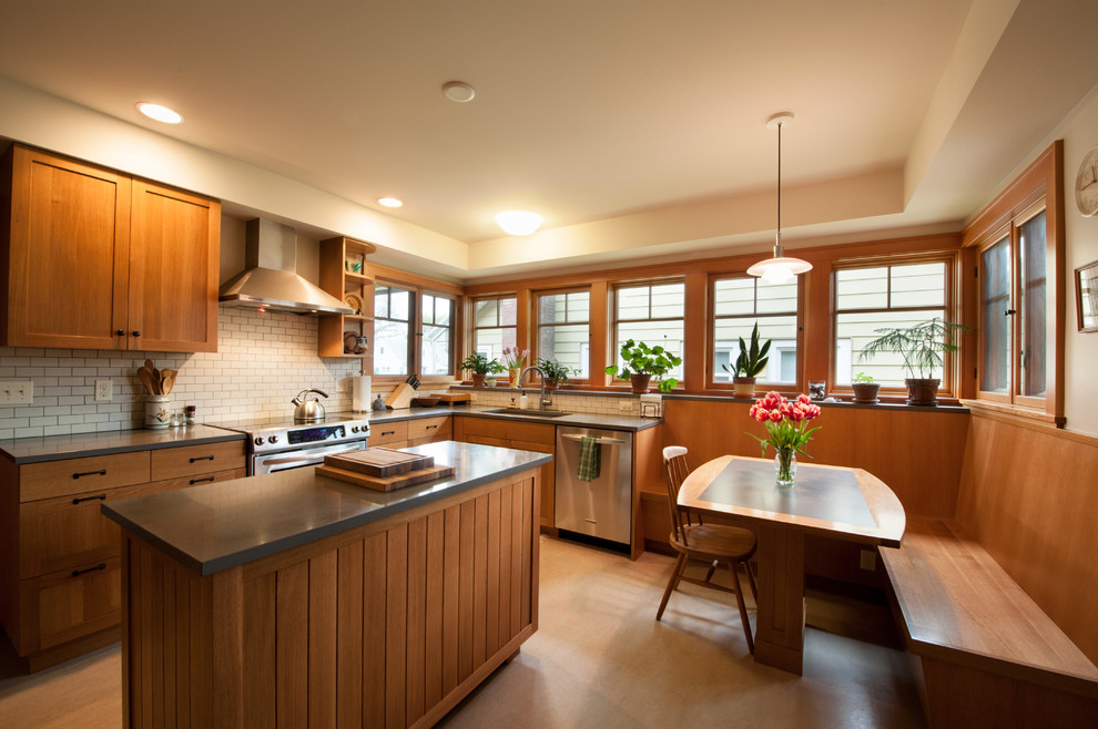 Пример оригинального дизайна: кухня в современном стиле с обеденным столом, фасадами цвета дерева среднего тона и техникой из нержавеющей стали