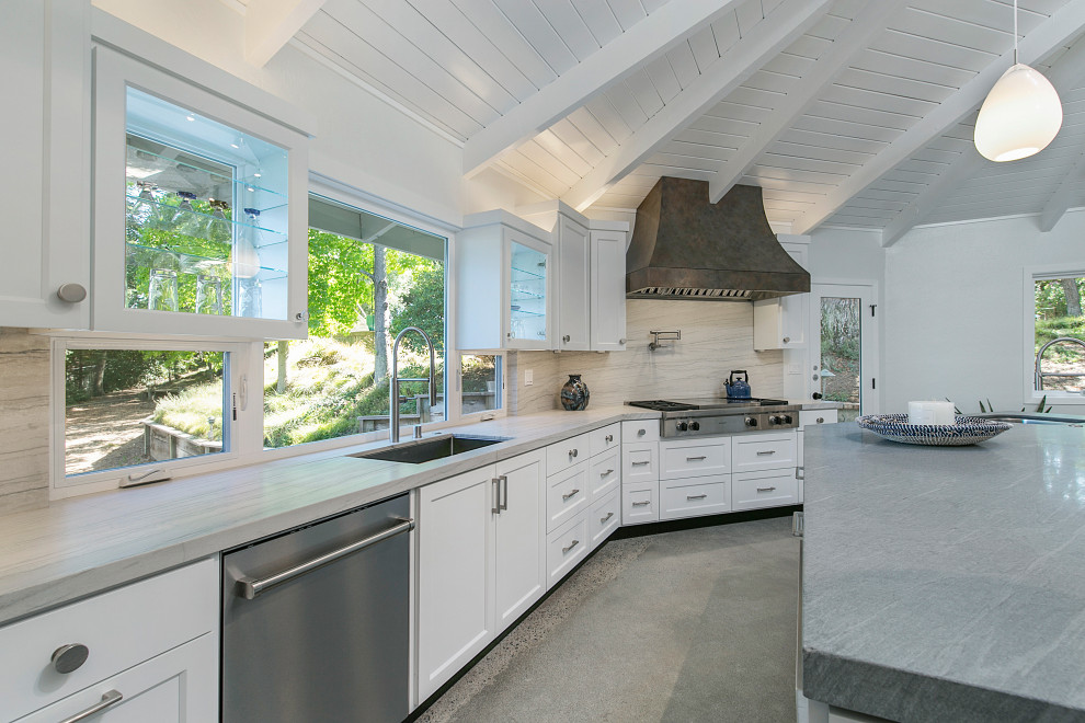 Inspiration för ett stort funkis grå linjärt grått kök med öppen planlösning, med en undermonterad diskho, skåp i shakerstil, vita skåp, bänkskiva i kvartsit, grått stänkskydd, stänkskydd i sten, rostfria vitvaror, betonggolv, en köksö och grått golv