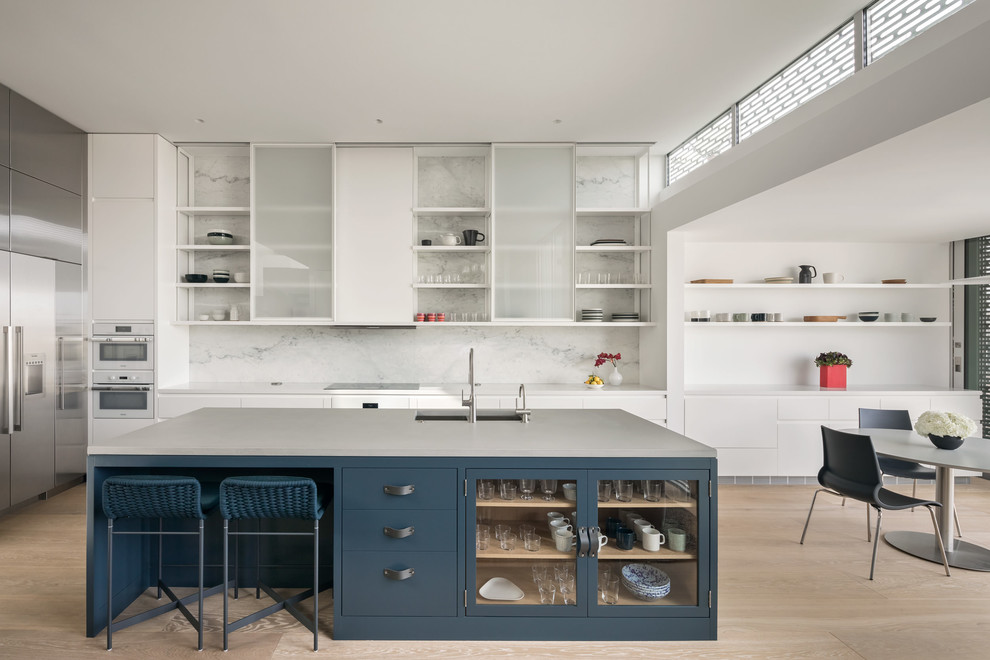 Стильный дизайн: кухня в современном стиле с шторами на окнах - последний тренд