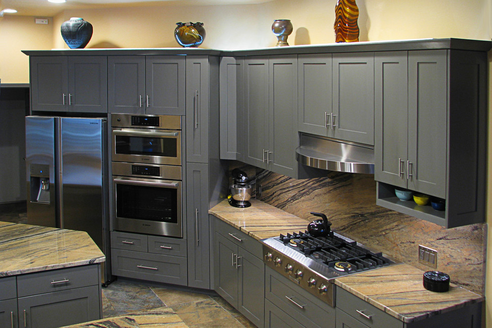 Moderne Wohnküche in U-Form mit Schrankfronten im Shaker-Stil, grauen Schränken, Küchengeräten aus Edelstahl, Keramikboden und Kücheninsel in Tampa