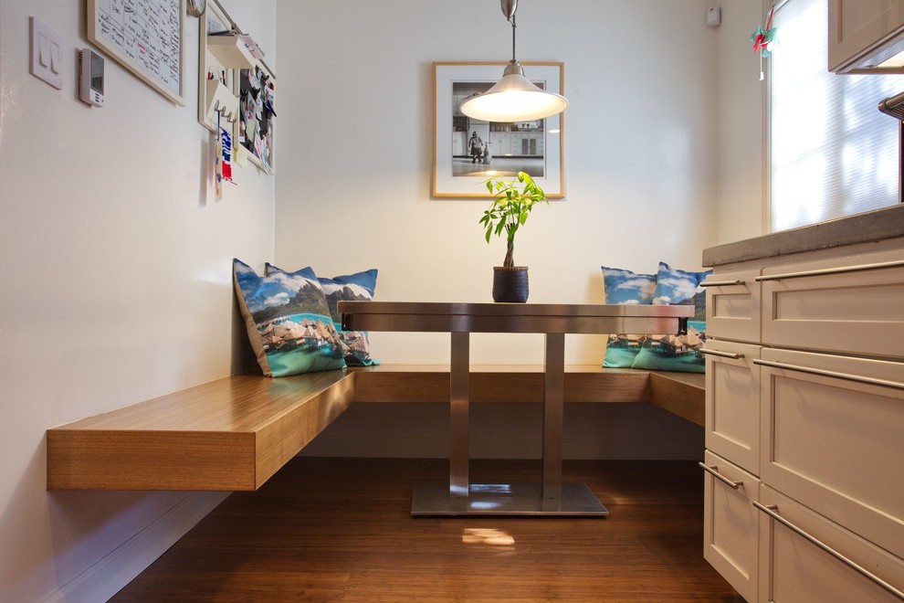 Idee per una piccola cucina abitabile minimal con ante con riquadro incassato, top in cemento, pavimento in bambù, pavimento marrone e top grigio