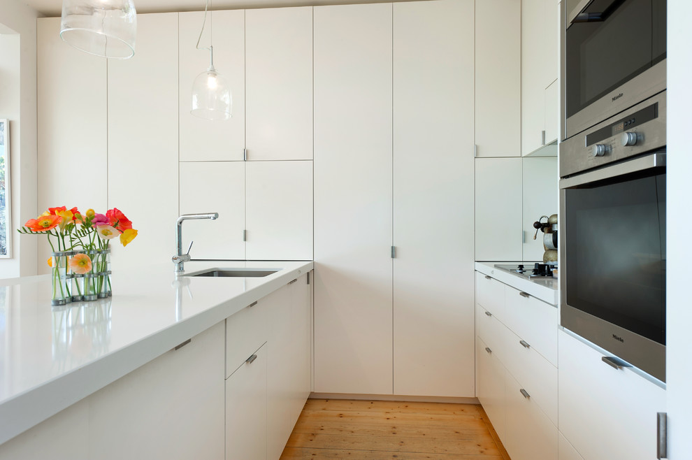 メルボルンにあるコンテンポラリースタイルのおしゃれなキッチン (シルバーの調理設備) の写真
