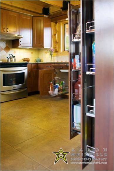 Foto på ett mellanstort rustikt kök med öppen planlösning, med skåp i shakerstil, bänkskiva i kvarts, rostfria vitvaror och klinkergolv i terrakotta