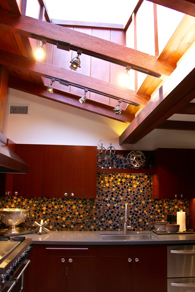 Foto di una grande cucina minimalista con lavello sottopiano, ante lisce, ante in legno scuro, top in quarzo composito, paraspruzzi multicolore, paraspruzzi con piastrelle di vetro, elettrodomestici in acciaio inossidabile e pavimento in gres porcellanato