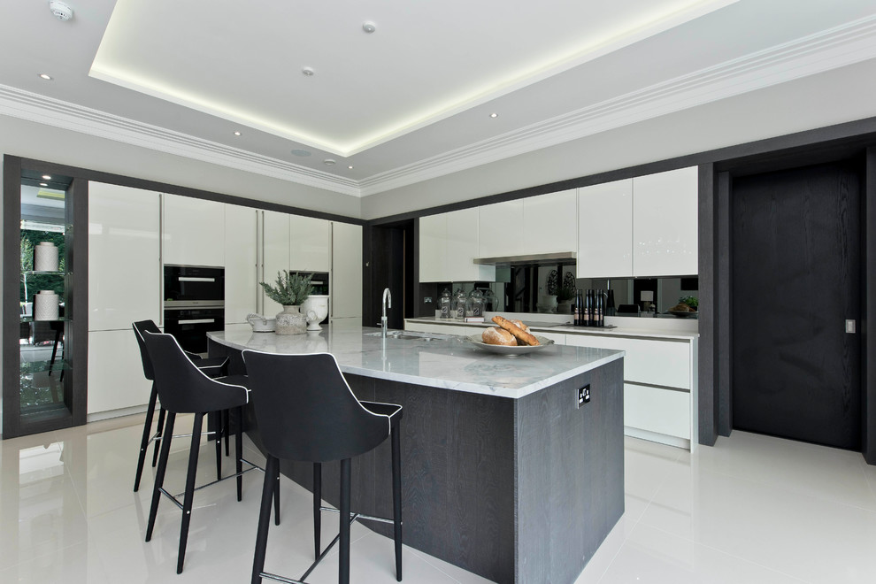 Foto di una cucina contemporanea con ante lisce, ante bianche, paraspruzzi nero, elettrodomestici neri e pavimento bianco