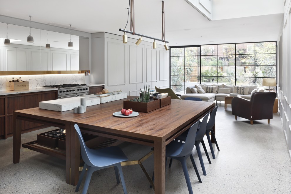 Offene, Einzeilige, Mittelgroße Moderne Küche mit profilierten Schrankfronten, grauen Schränken, Kücheninsel und grauem Boden in London