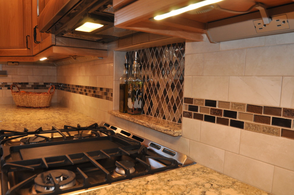 Bild på ett mellanstort vintage kök, med en undermonterad diskho, luckor med upphöjd panel, skåp i ljust trä, bänkskiva i kvarts, beige stänkskydd, stänkskydd i keramik, rostfria vitvaror, ljust trägolv, en köksö och rött golv