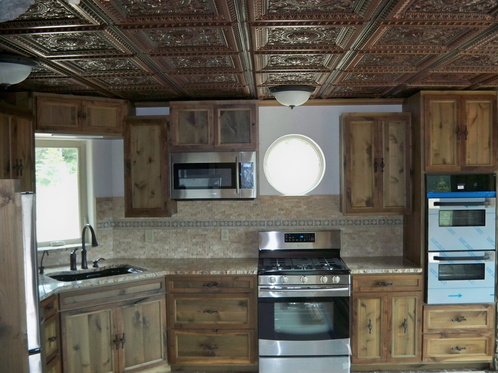 На фото: кухня в стиле рустика с обеденным столом и плоскими фасадами