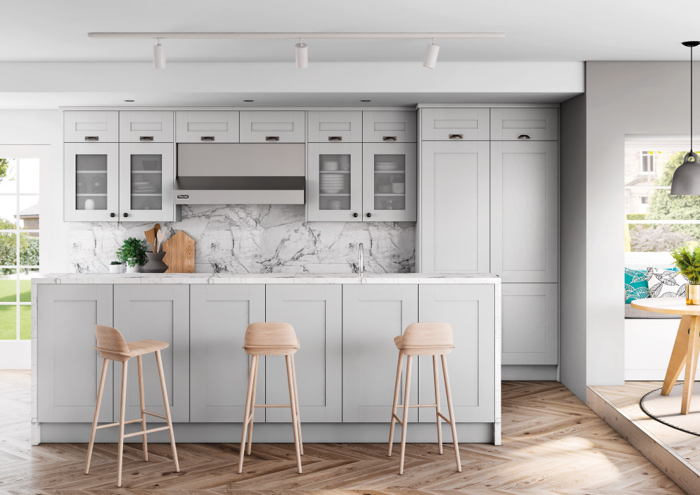Moderne Küche mit Schrankfronten im Shaker-Stil, grauen Schränken, Kücheninsel und weißer Arbeitsplatte in Sonstige