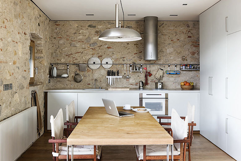 На фото: отдельная, прямая кухня среднего размера в стиле рустика с одинарной мойкой, плоскими фасадами, белыми фасадами и белой техникой без острова