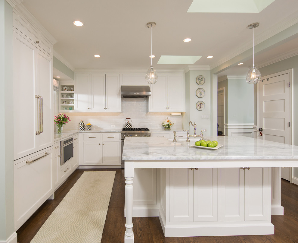 Idéer för ett klassiskt grå kök, med en rustik diskho, luckor med infälld panel, vita skåp, marmorbänkskiva, vitt stänkskydd och en köksö