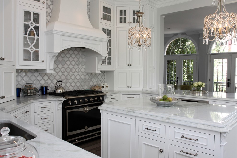 Eat-in kitchen - mid-sized traditional u-shaped medium tone wood floor eat-in kitchen idea in DC Metro with an undermount sink, recessed-panel cabinets, white cabinets, quartzite countertops, stone tile backsplash, colored appliances and an island