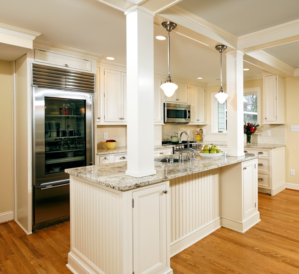 Klassische Küche in L-Form mit Küchengeräten aus Edelstahl, Schrankfronten mit vertiefter Füllung und weißen Schränken in Washington, D.C.