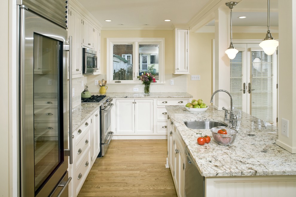 Klassische Küche mit Küchengeräten aus Edelstahl und Granit-Arbeitsplatte in Washington, D.C.