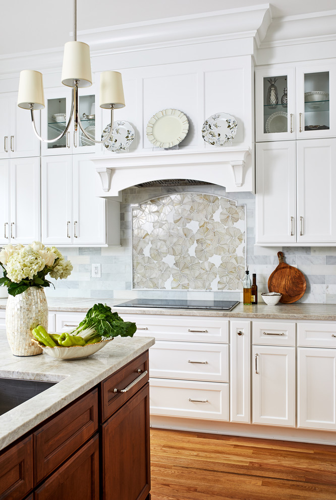 ワシントンD.C.にある広いトランジショナルスタイルのおしゃれなキッチン (白いキャビネット、グレーのキッチンパネル、無垢フローリング、グレーのキッチンカウンター) の写真