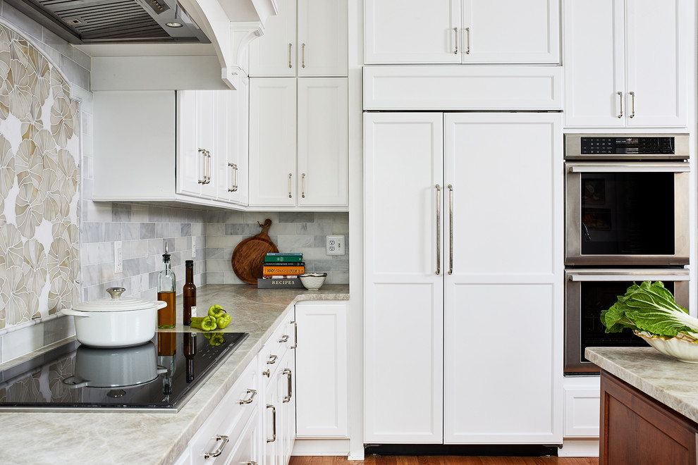 Große Klassische Wohnküche in L-Form mit weißen Schränken, Küchenrückwand in Grau, braunem Holzboden, Kücheninsel und grauer Arbeitsplatte in Washington, D.C.