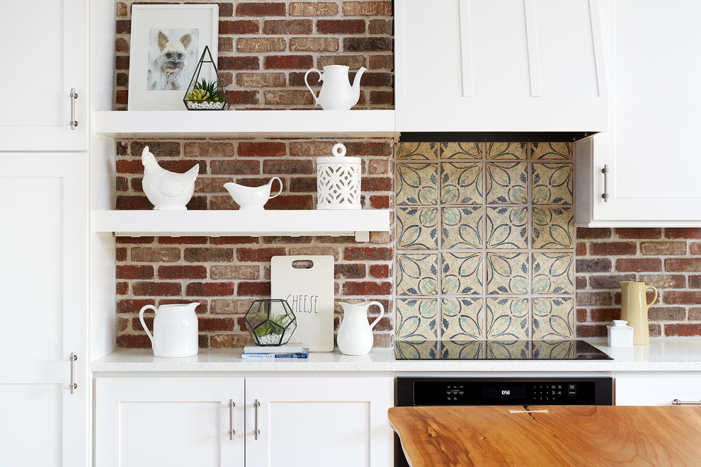 Esempio di una cucina chic di medie dimensioni con ante bianche, paraspruzzi in mattoni e pavimento in legno massello medio