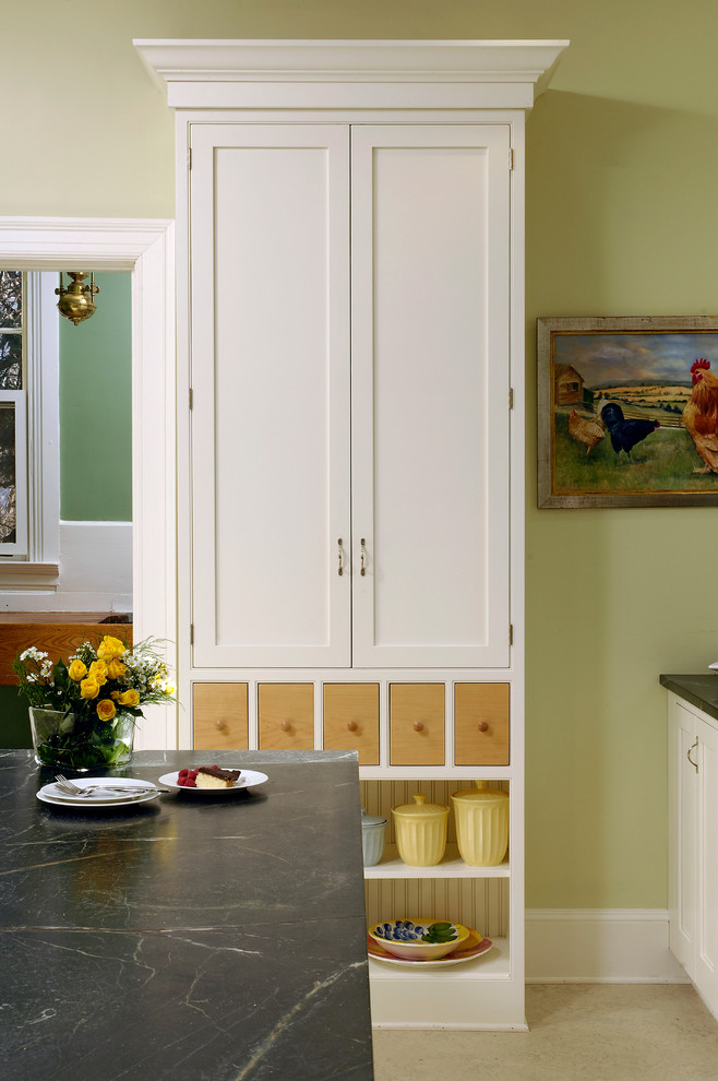 Foto på ett mellanstort lantligt kök, med en undermonterad diskho, skåp i shakerstil, vita skåp, granitbänkskiva, rostfria vitvaror, en köksö, betonggolv, grönt stänkskydd, fönster som stänkskydd och beiget golv