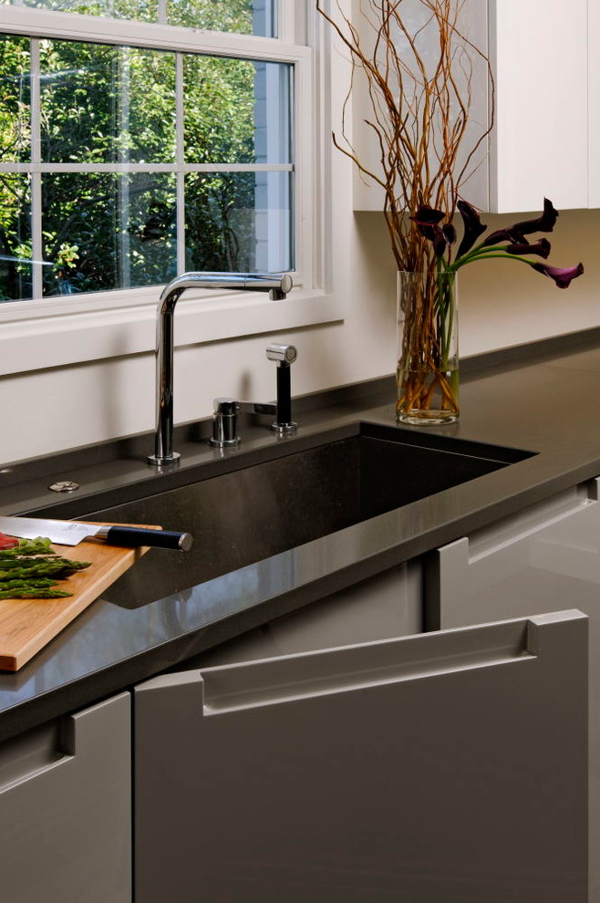 Foto på ett mellanstort funkis kök, med en undermonterad diskho, grå skåp, svart stänkskydd, rostfria vitvaror, klinkergolv i keramik, en köksö, släta luckor, bänkskiva i koppar och stänkskydd i sten