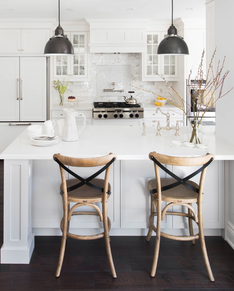 Klassische Küche mit Schrankfronten im Shaker-Stil, weißen Schränken, Küchenrückwand in Weiß, Elektrogeräten mit Frontblende, dunklem Holzboden und Kücheninsel in Toronto