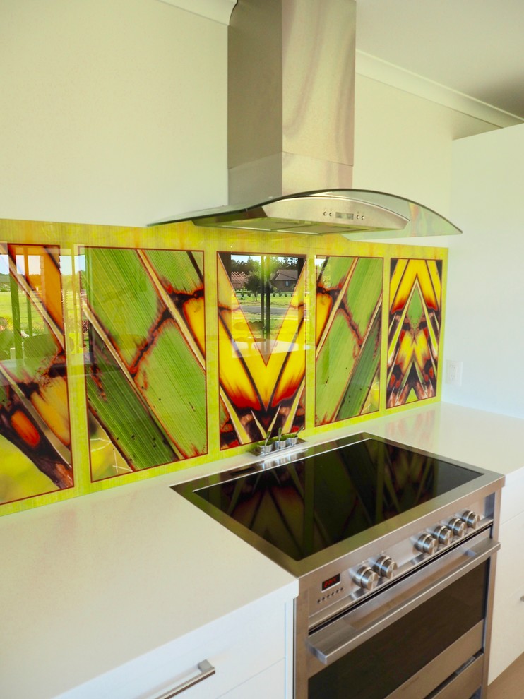 他の地域にあるトラディショナルスタイルのおしゃれなキッチン (緑のキッチンパネル、ガラス板のキッチンパネル) の写真
