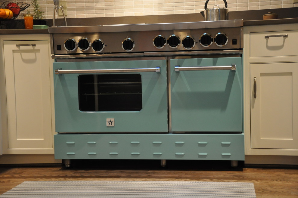 На фото: кухня в стиле неоклассика (современная классика) с цветной техникой с