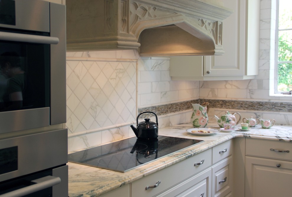 Kitchen - traditional kitchen idea in Atlanta