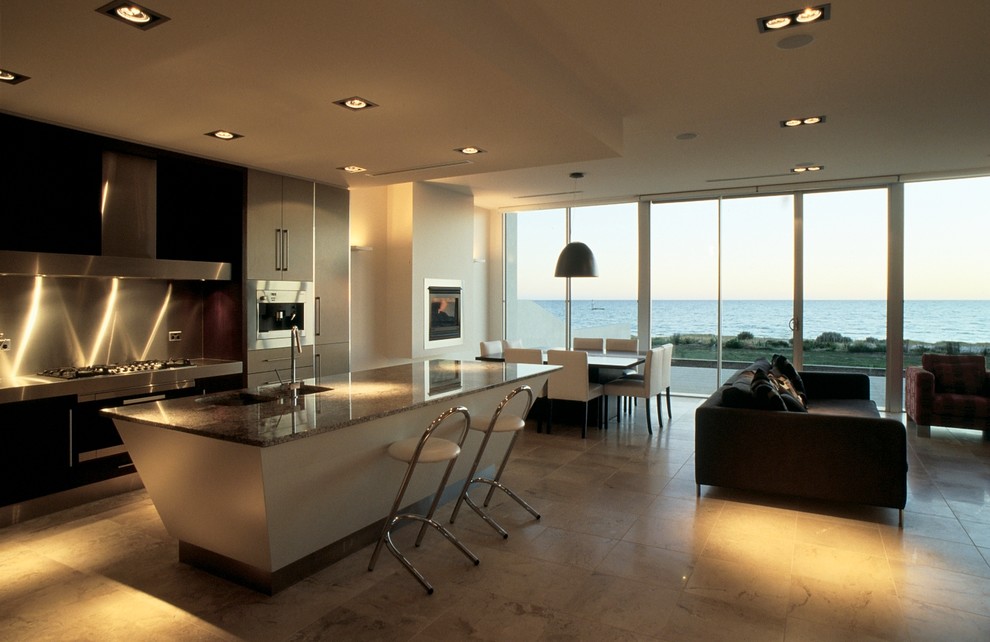 Идея дизайна: кухня-гостиная в современном стиле с плоскими фасадами и фартуком цвета металлик