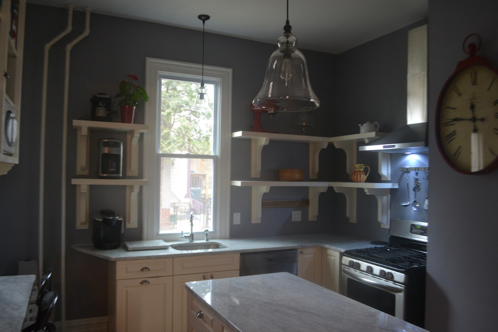 Kleine Klassische Küche mit Unterbauwaschbecken, profilierten Schrankfronten, Marmor-Arbeitsplatte, Küchengeräten aus Edelstahl, braunem Holzboden und Kücheninsel in Nashville