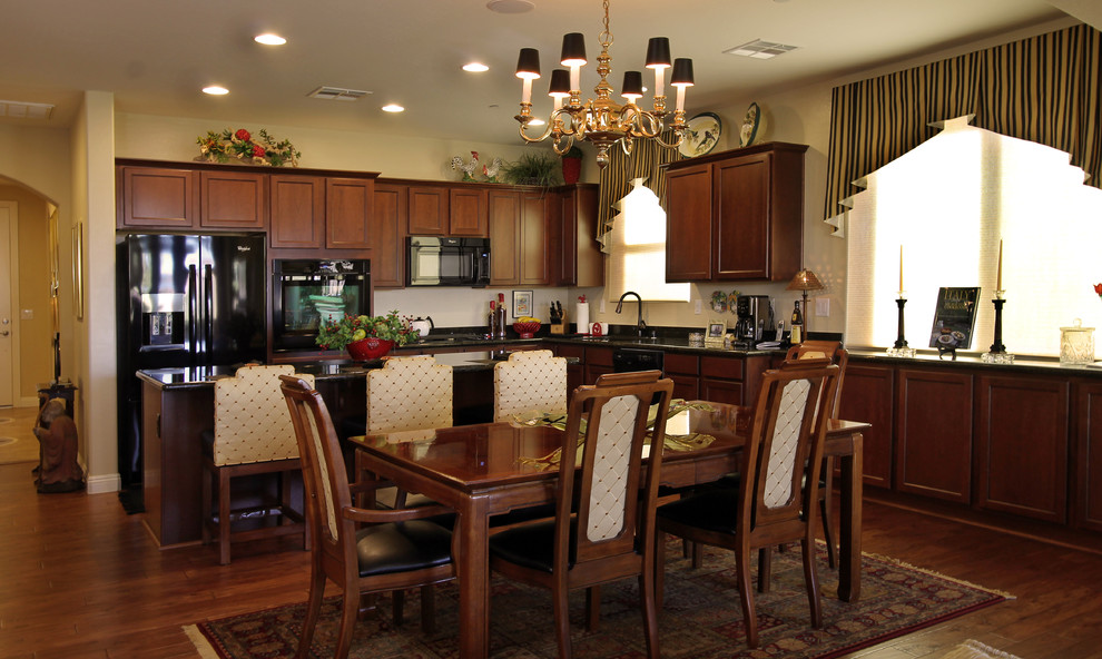 Inspiration for a timeless kitchen remodel in Las Vegas