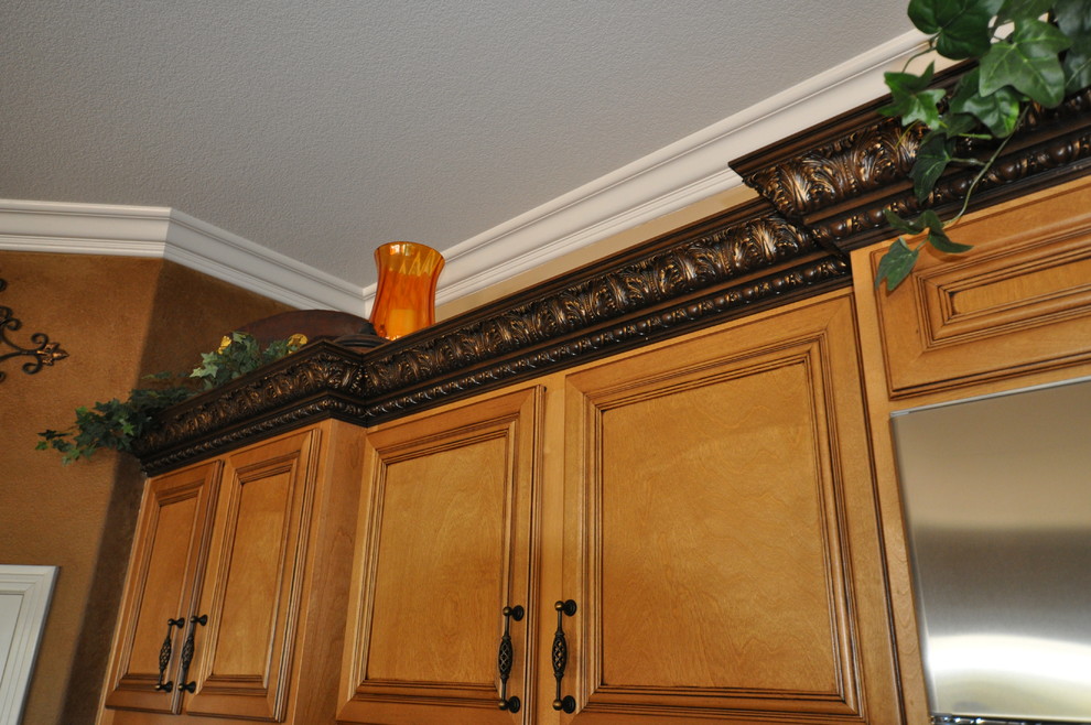 Exempel på ett stort klassiskt kök, med en undermonterad diskho, luckor med infälld panel, skåp i ljust trä, granitbänkskiva, beige stänkskydd, stänkskydd i porslinskakel, rostfria vitvaror, klinkergolv i porslin och en köksö