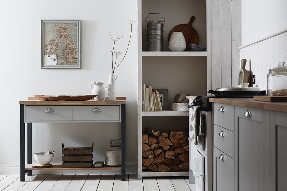 Inspiration pour une petite cuisine encastrable traditionnelle avec un placard à porte shaker, des portes de placard grises, un plan de travail en bois, une crédence blanche, parquet peint et un sol blanc.