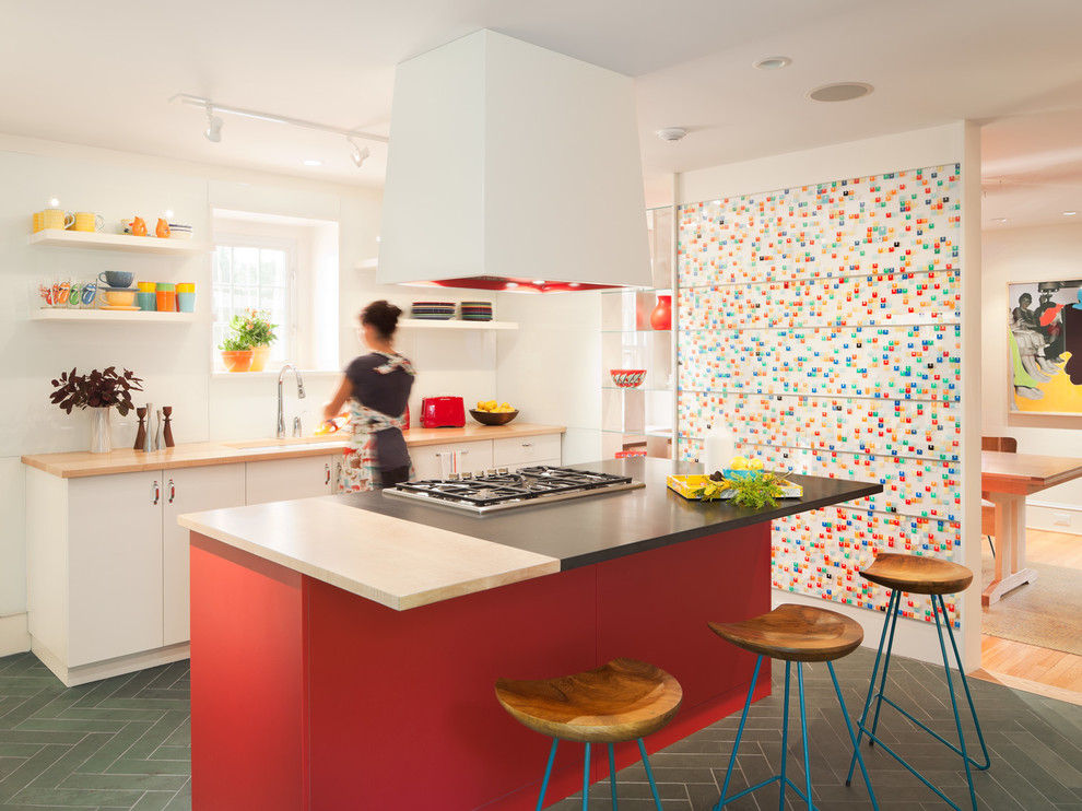 Foto di una cucina design di medie dimensioni con lavello sottopiano, ante lisce, ante bianche, top in legno, paraspruzzi bianco e pavimento in ardesia