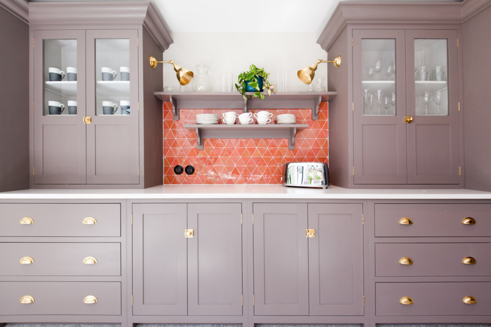 Источник вдохновения для домашнего уюта: отдельная, п-образная кухня среднего размера в стиле модернизм с плоскими фасадами, фиолетовыми фасадами, оранжевым фартуком, фартуком из керамогранитной плитки и серым полом