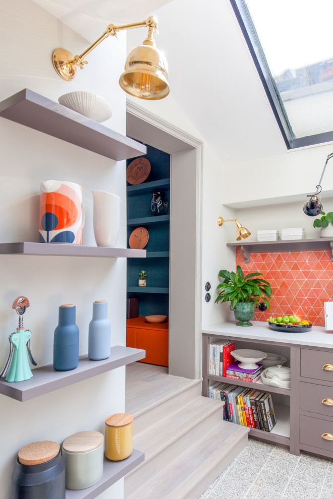 Diseño de cocinas en U moderno de tamaño medio cerrado con armarios con paneles lisos, puertas de armario violetas, salpicadero naranja, salpicadero de azulejos de porcelana y suelo gris