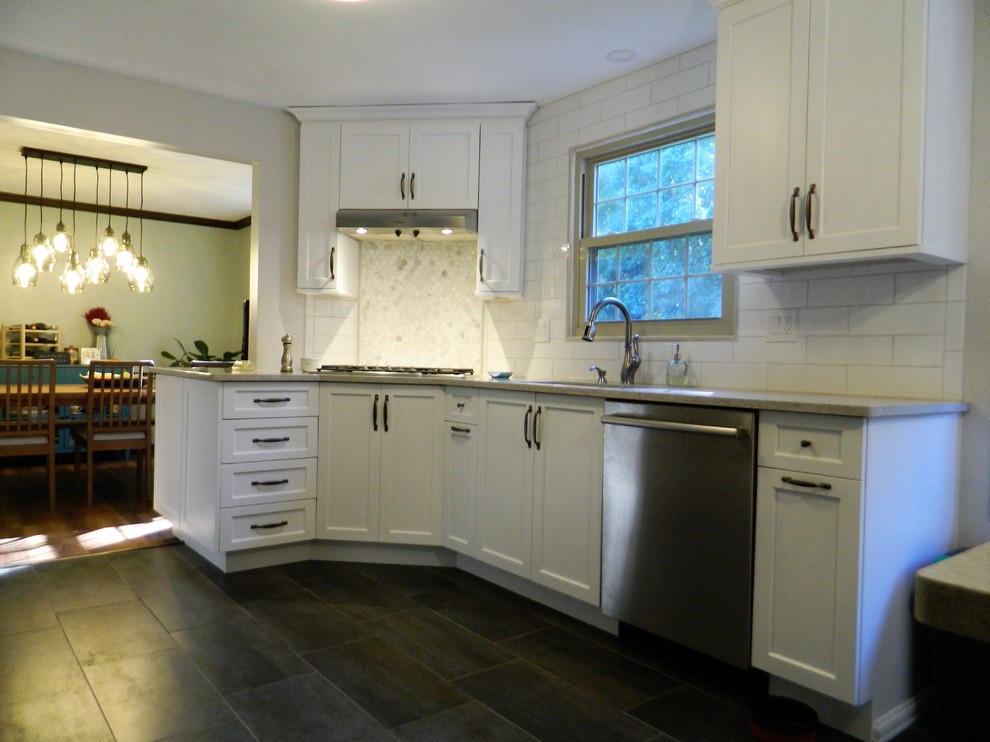 Inspiration för små klassiska grått kök, med en undermonterad diskho, skåp i shakerstil, vita skåp, bänkskiva i kvarts, vitt stänkskydd, stänkskydd i marmor, rostfria vitvaror, vinylgolv, en köksö och svart golv