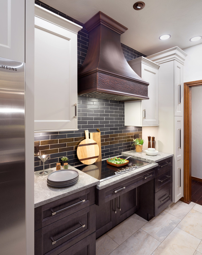 Idéer för att renovera ett mellanstort amerikanskt grå grått kök, med en rustik diskho, skåp i shakerstil, bänkskiva i kvarts, stänkskydd med metallisk yta, stänkskydd i porslinskakel, rostfria vitvaror, klinkergolv i porslin, en halv köksö och grått golv