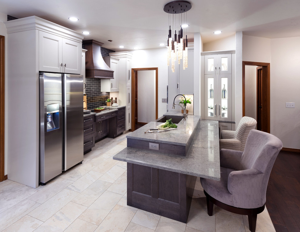 Bild på ett mellanstort amerikanskt grå grått kök, med en rustik diskho, skåp i shakerstil, bänkskiva i kvarts, stänkskydd med metallisk yta, stänkskydd i porslinskakel, rostfria vitvaror, klinkergolv i porslin, en halv köksö och grått golv