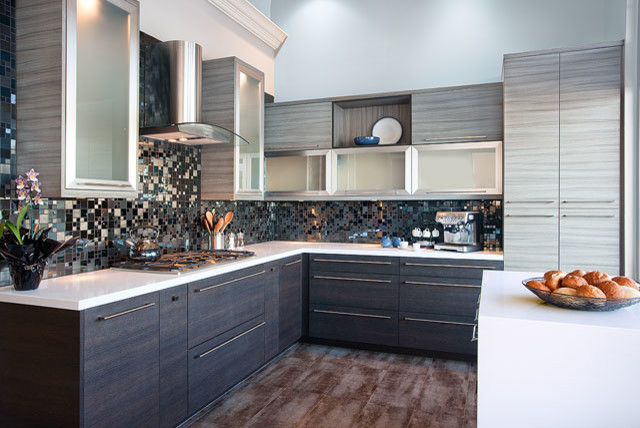 Modelo de cocina minimalista de tamaño medio con armarios con paneles lisos, puertas de armario grises, encimera de cuarcita, salpicadero metalizado, salpicadero con mosaicos de azulejos y una isla