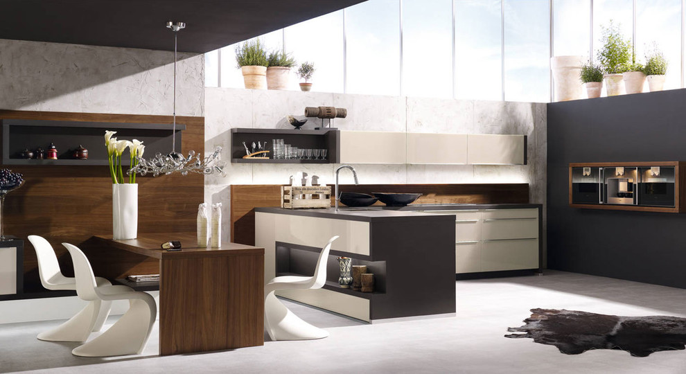 Foto di una cucina minimal con ante con riquadro incassato, paraspruzzi bianco e pavimento in gres porcellanato