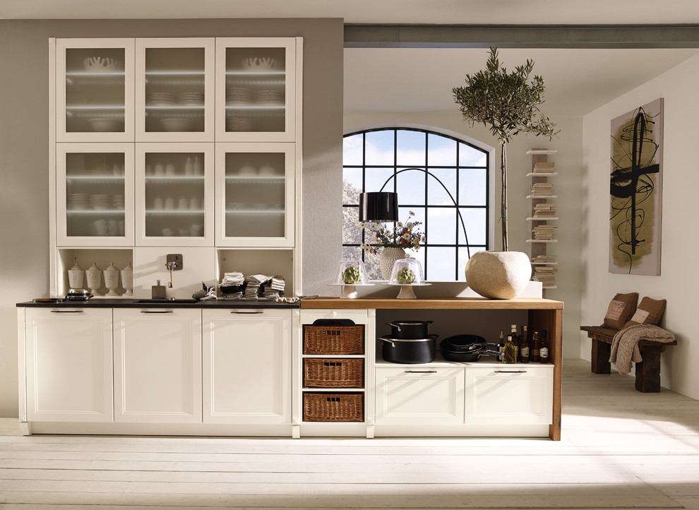 Esempio di un'ampia cucina classica con ante in stile shaker, ante bianche, elettrodomestici in acciaio inossidabile e pavimento in legno verniciato