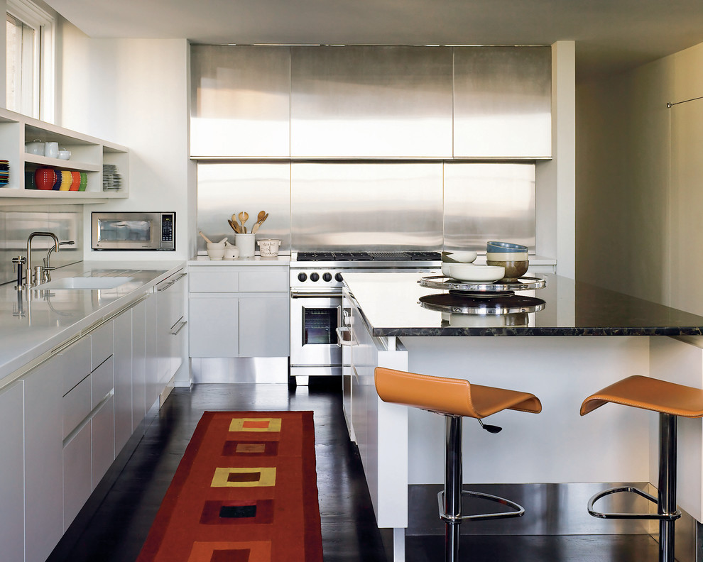 Стильный дизайн: кухня в стиле модернизм с техникой из нержавеющей стали, монолитной мойкой, открытыми фасадами, белыми фасадами, фартуком цвета металлик и фартуком из металлической плитки - последний тренд