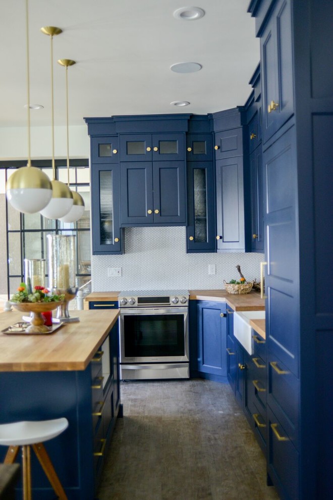 Inspiration för ett stort funkis kök, med en rustik diskho, skåp i shakerstil, blå skåp, träbänkskiva, vitt stänkskydd, stänkskydd i mosaik, rostfria vitvaror, ljust trägolv och en köksö
