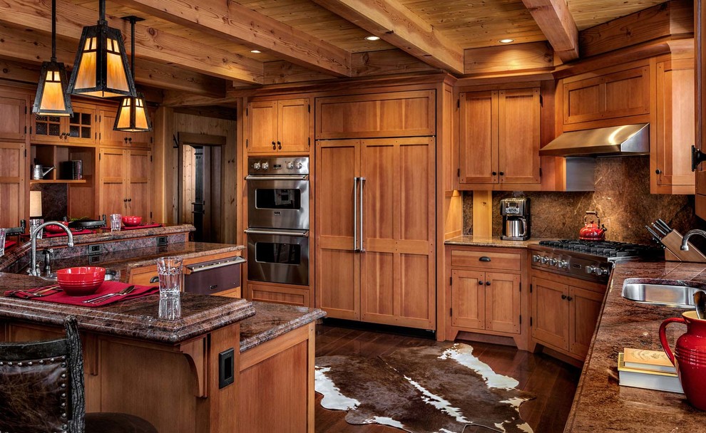 Exempel på ett stort rustikt kök, med en dubbel diskho, luckor med infälld panel, skåp i mellenmörkt trä, grått stänkskydd, stänkskydd i keramik, rostfria vitvaror, mellanmörkt trägolv och en köksö