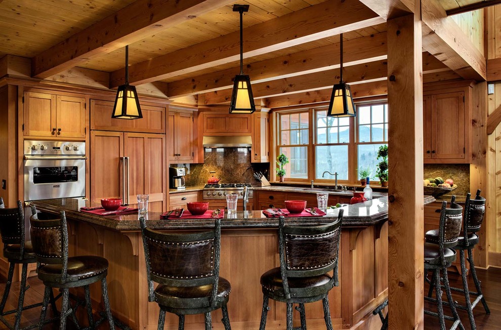 Cette photo montre une grande cuisine ouverte encastrable montagne en L et bois brun avec un placard à porte shaker, une crédence en dalle de pierre et îlot.