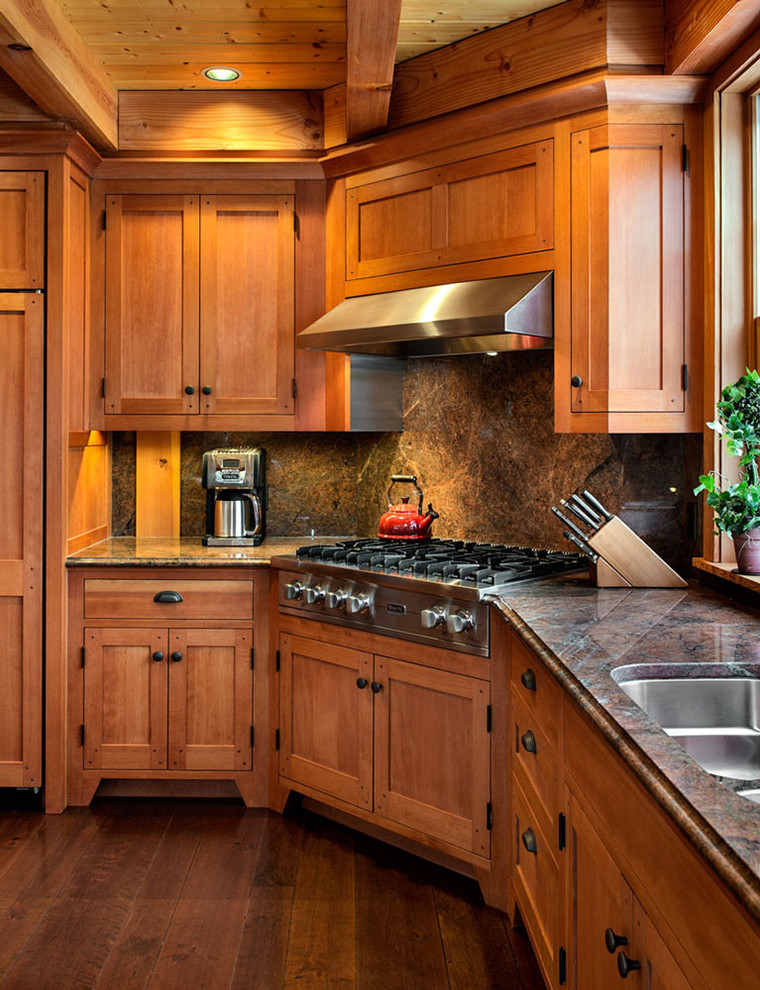 Exempel på ett stort rustikt kök, med en dubbel diskho, luckor med infälld panel, skåp i mellenmörkt trä, grått stänkskydd, stänkskydd i stenkakel, rostfria vitvaror, mörkt trägolv och en köksö