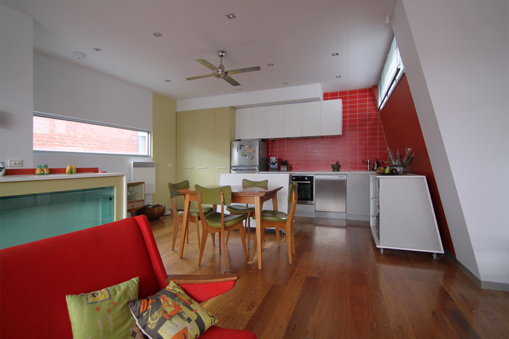 Inspiration för små moderna linjära kök med öppen planlösning, med en undermonterad diskho, släta luckor, gröna skåp, bänkskiva i kvarts, rött stänkskydd, stänkskydd i keramik och rostfria vitvaror